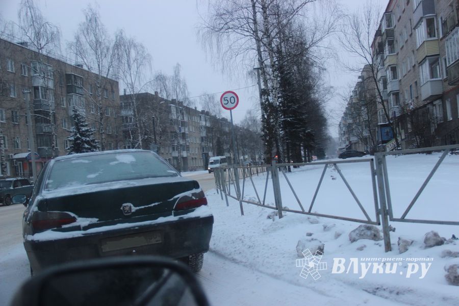 В Великих Луках на перекрестке бросили заглохший автомобиль (ФОТО)