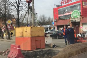 Возле Смоленского рынка завершают замену канализационной трубы (ФОТО)