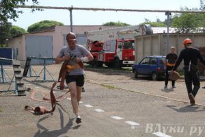 В Великих Луках прошли соревнования среди пожарных