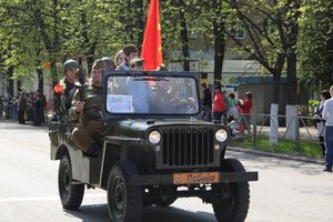 9 мая в Великих Луках. Шествие и салют