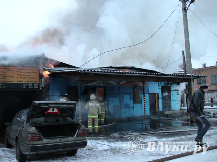 В Великих Луках горел автосервис (фото)