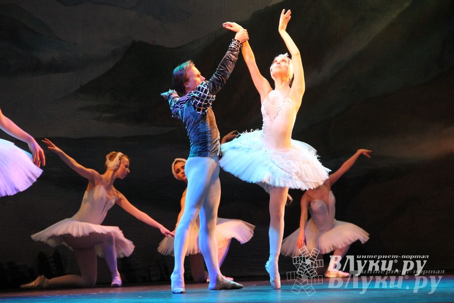 Московский театр «Корона Русского Балета» представил великолучанам балет «Лебединое озеро»