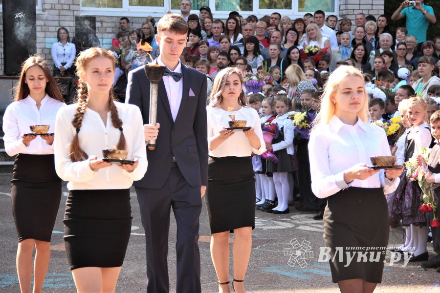 Самую многочисленную школу Великих Лук пополнили 116 первоклассников (ФОТО)