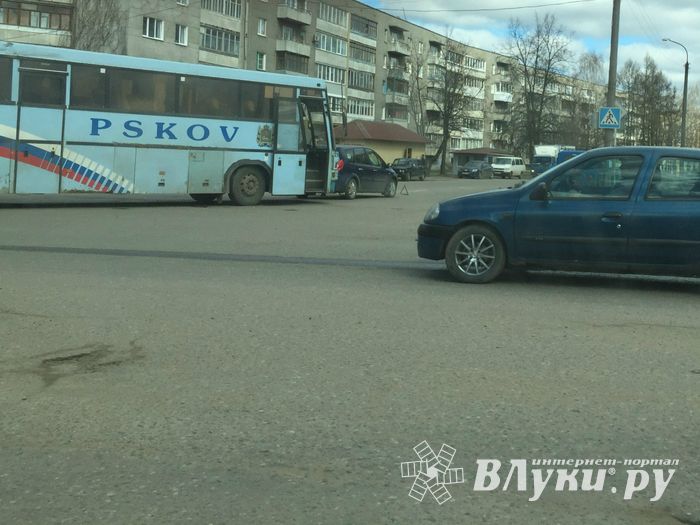 В Великих Луках произошло ДТП (фото)