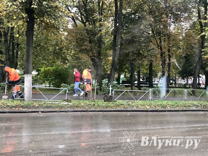 На пр. Октябрьском устанавливают ограждения (ФОТО)