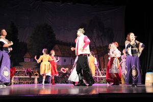 Кони стоят пьяные, хлопцы запряженные — в ГДК Ленина сыграли «Свадьбу в Малиновке» (ФОТО)