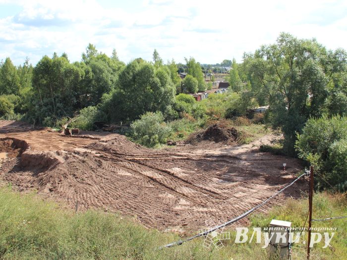  На месте строительства путепровода ведутся работы (фото)