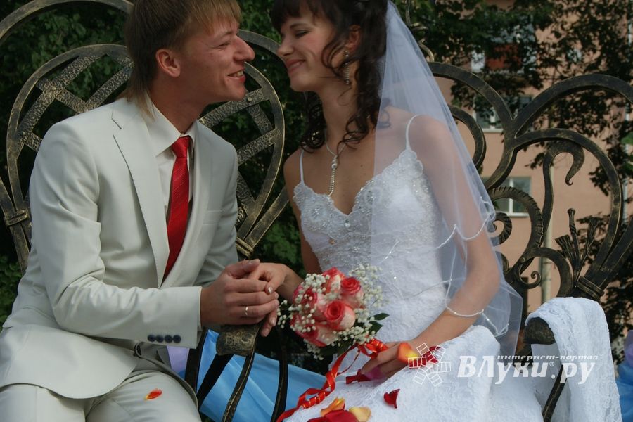 Торжественное открытие парковой скульптуры «Кресло влюбленных»