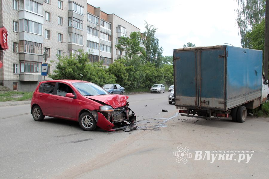 Фотофакт: ДТП на Холмской  Великих Луках