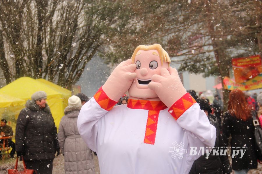 В Великих Луках сожгли Масленицу (фото)