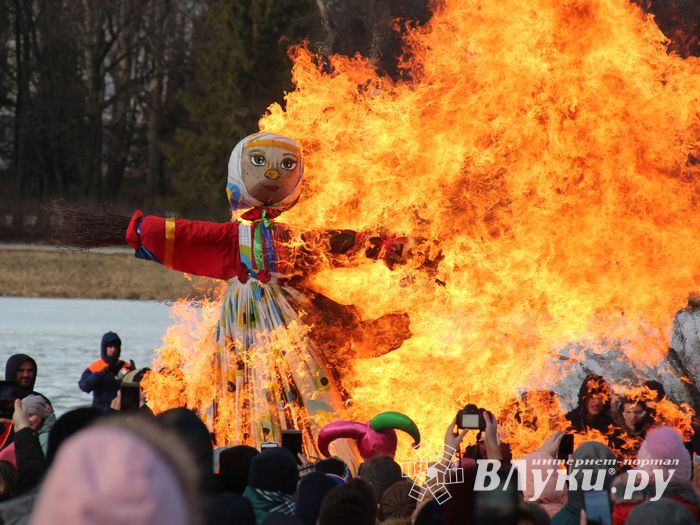 В Великих Луках широко отметили Масленицу (ФОТО)