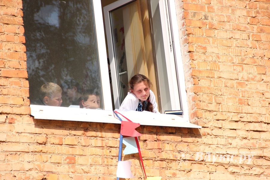 В Великих Луках прозвенели «последние» звонки (ФОТО)