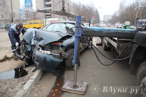 В Великих Луках пьяный водитель снес столб (фото)