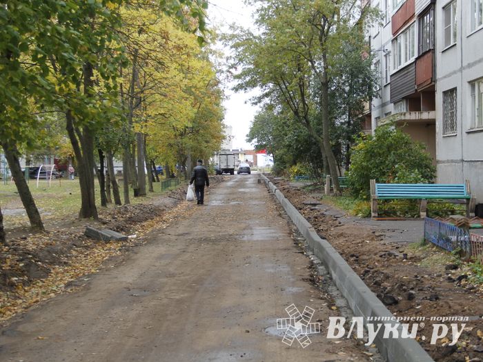 Во дворе дома на ул. Гоголя дорожники взяли в руки клещи (ФОТО)