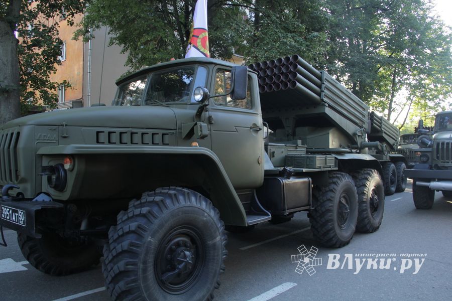 Военный парад в Великих Луках (ФОТО)