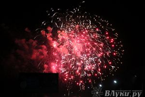 ​Праздничным концертом и салютом завершились празднования Дня Победы в Великих Луках (фото)