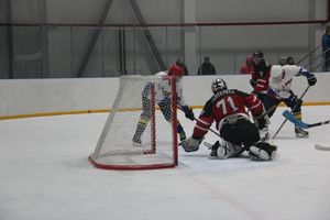 Две великолукские команды хоккеистов одержали победы в домашних матчах (ФОТО)