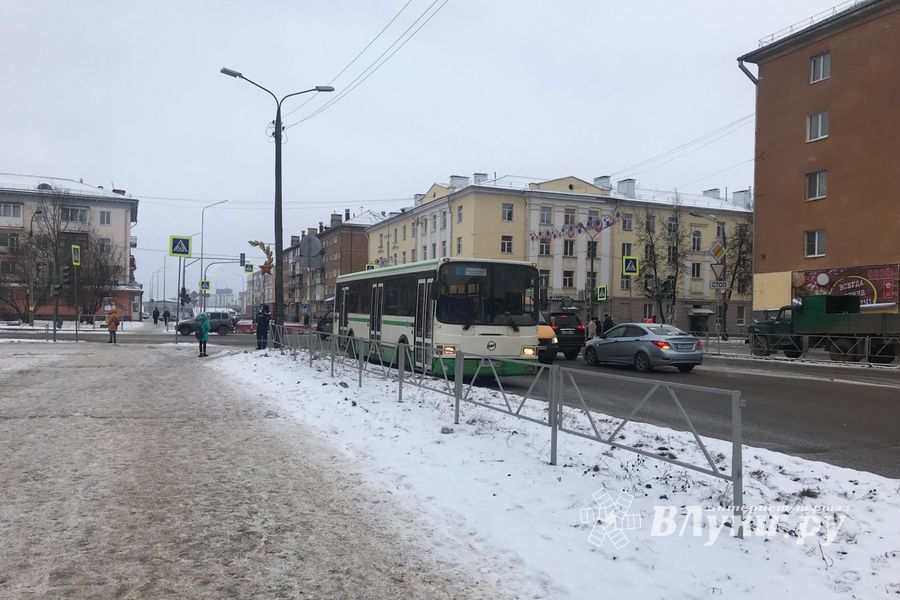 Неработающий светофор — виновник ДТП и хаоса на перекрёстке (ФОТО)