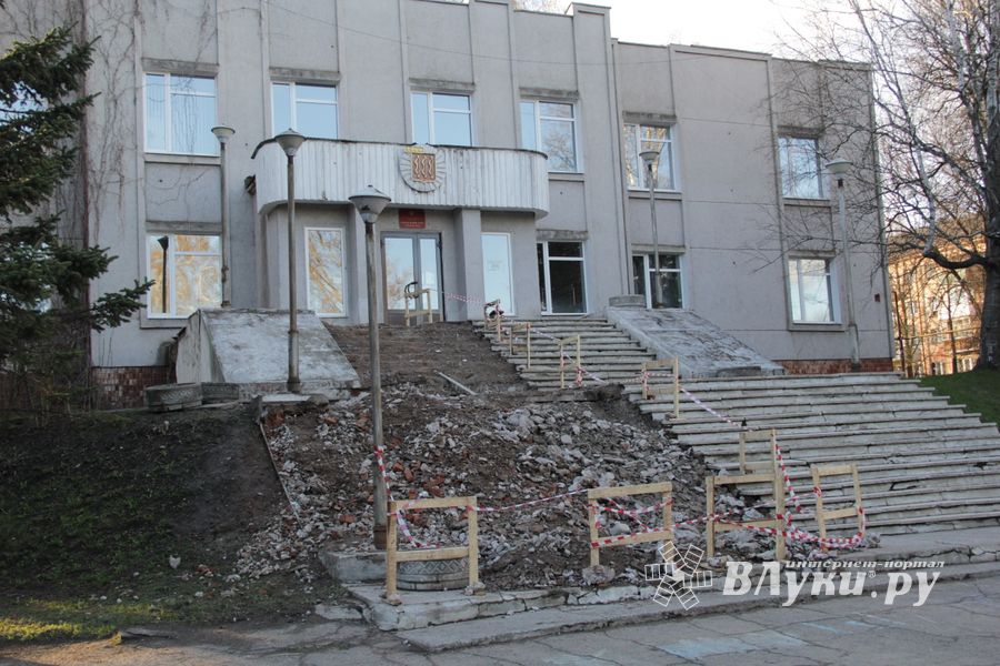 В Великих Луках ремонтирую ЗАГС