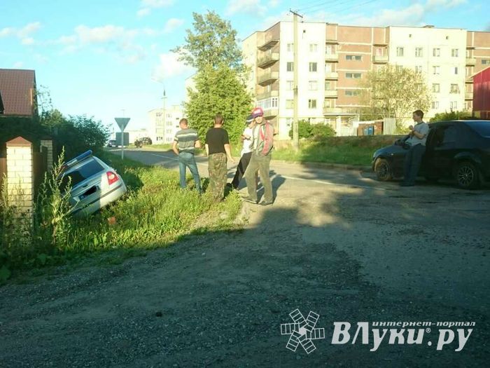В Новосокольниках машина ДПС оказалась в кювете (ФОТО)