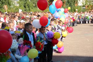 Самую многочисленную школу Великих Лук пополнили 116 первоклассников (ФОТО)