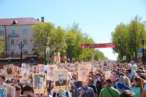 По центральному проспекту Великих Лук прошёл  «Бессмертный полк» (0+) (ФОТО)