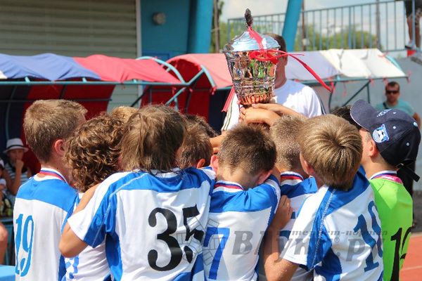 Юные футболисты из Калининграда стали победителями турнира «Локобол» в Великих Луках (фото)