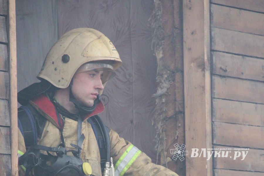 В Великих Луках на проспекте Гагарина горел барак (ФОТО)