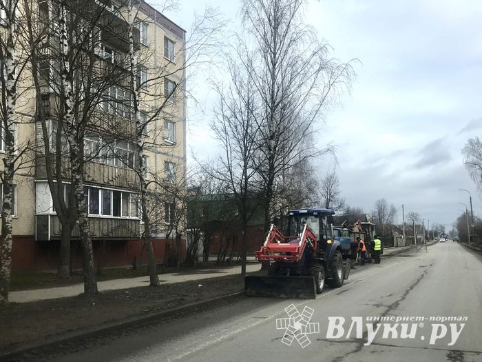 На улице Дьяконова чистят обочину дороги (ФОТО)