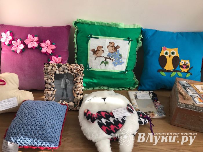 В школе №13 проходит выставка творческих работ учащихся (ФОТО)