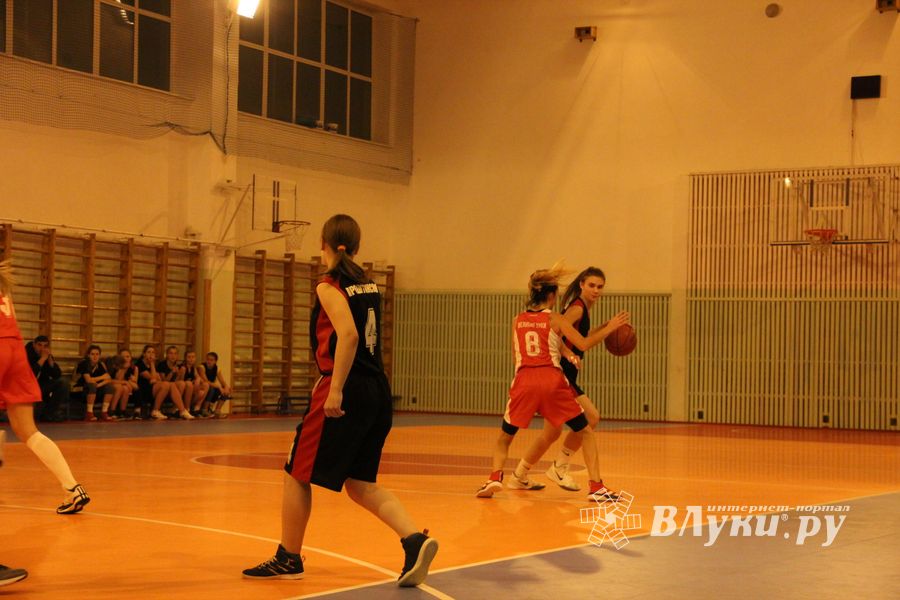 Великолукские баскетболистки борются за Кубок города (ФОТО)