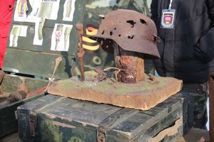 Великолучанам показывают армейскую технику и кормят кашей (6+) (ФОТО)