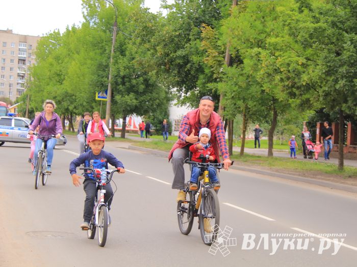 В Великих Луках прошёл Велопарад (ФОТО)