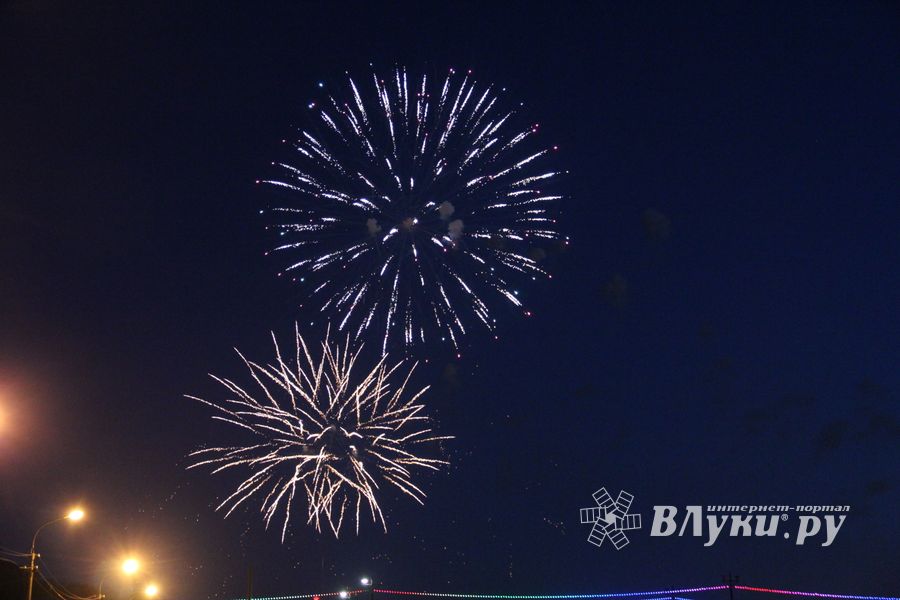 Праздничный концерт и салют в честь Дня Победы в Великих Луках (ФОТО)