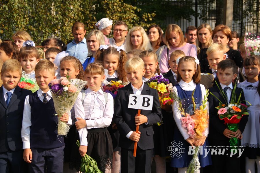 1 сентября в школах Великих Лук прошли Торжественные линейки (ФОТО)