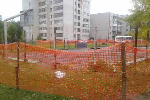 В Великих Луках начались работы по демонтажу старой спортивной площадки на ул. Рабочей (ФОТО)