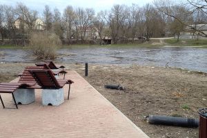  Вандалы повалили светильники на набережной Псковы (фото)