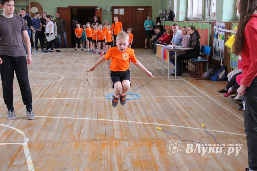 В Великих Луках проходят спортивные соревнования среди дошколят «Юные олимпионики» (ФОТО)