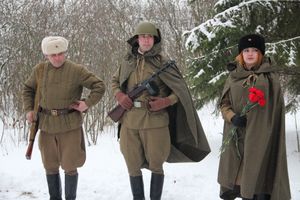 Никто не забыт: в Великих Луках благоустроили могилу неизвестного солдата (ФОТО)