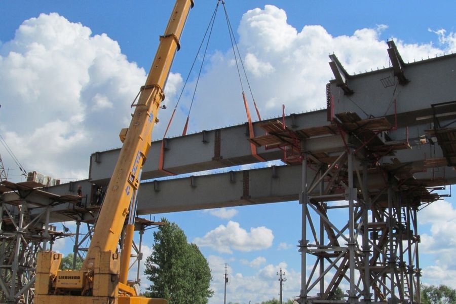 В Великих Луках на путепроводе завершена надвижка левого пролета (ФОТО)