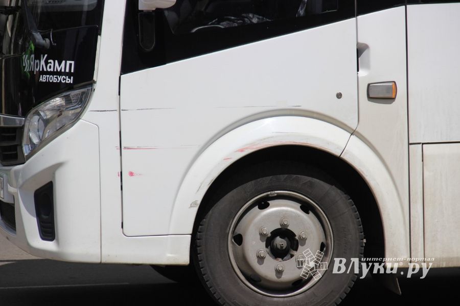 Большой автобус пострадал от маленькой легковушки (ФОТО)