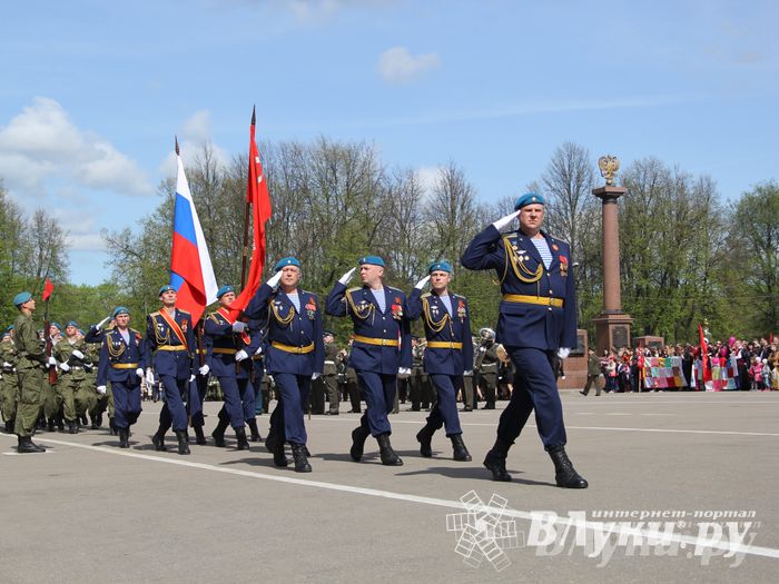 Парад Победы в Великих Луках (фото)