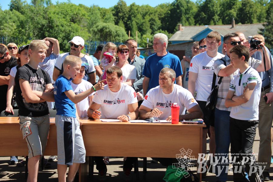 В Великих Луках состояли соревнования по подтягиванию на турнике (фото)