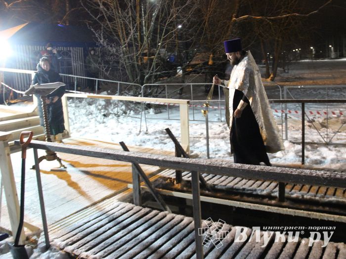 В Великих Луках проходят крещенские купания (ФОТО)