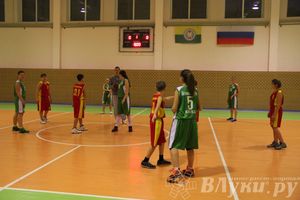 Интересный баскетбольный матч прошел в Великих Луках (фото)