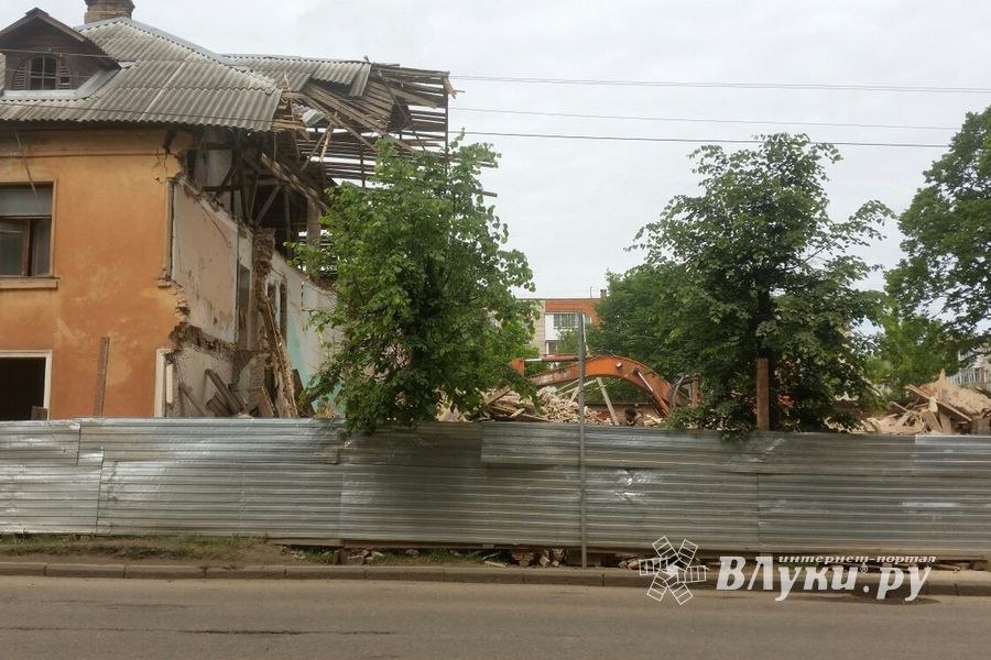 На ул. Ставского сносят очередной ветхий дом (ФОТО)