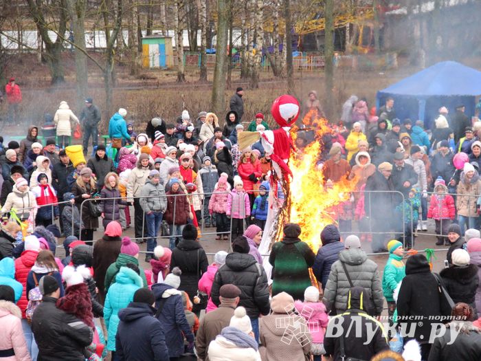 В Великих Луках сожгли Масленицу (фото)