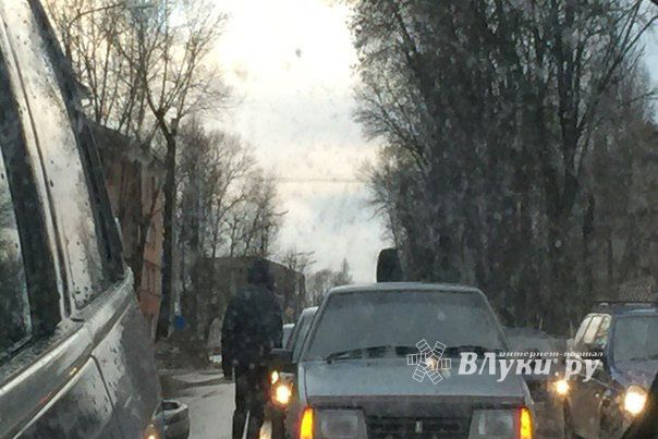 Фотофакт: На проспекте Гагарина на повороте на ул. Лазавицкая затруднено движение