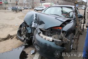 В Великих Луках пьяный водитель снес столб (фото)