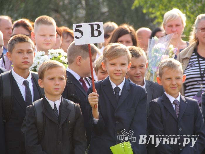 1 сентября в школах Великих Лук прошли Торжественные линейки (ФОТО)